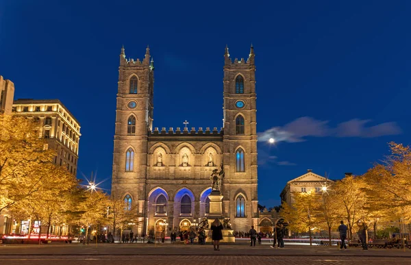 Montreal, Kanada, 20 Ekim 2018. Notre Dame Basilica Montreal ve Maisonneuve sonbahar sezonu sırasında gece zaman ışıklı anıt. Kanada'da ilk neo-gotik Kilisesi. 