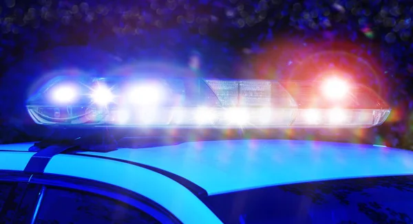 Polis arabası siren ışıklar gece zaman odaklı. Güzel siren ışıklar tam faaliyet içinde harekete geçirmek. Devriye arabası suç, müdahale operasyonda polislerle yerleştirin. Acil durum ışıkları devriye arabası üzerinde yanıp sönen.
