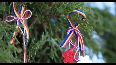 MARTISOR) Odası (Püskül asma kırmızı ve beyaz dizesidir. MARTISOR) Odası (Rumence olarak ya da Moldova geleneksel el yapımı tılsım olduğunu. Dekoratif nesne için sunulan bahar dostluk, aşk, takdir ve saygı sembolü olarak sevdiklerinize. 4k video.