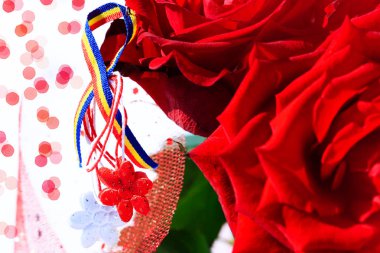 MARTISOR) Odası (Romen üç renkli elemanları, kırmızı gül ve dekoratif tatil arka plan ile. Moldova ve Romen bahar ve aşk sembolü. MARTISOR) Odası (kişi tarafından 1 Mart tarihinde sunulan dostluk tılsım olarak kırmızı ve beyaz bir dizedir. Geleneksel bayram