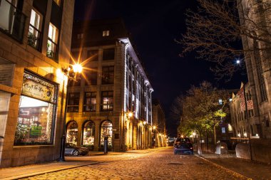 Sokakları ve tarihi sitesindeki tarihi binalar eski Montreal, gece görünümü Port. 
