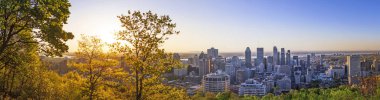 Montreal city adlı gündoğumu renkli mavi mimari ile şaşırtıcı görünümünü, yeşil ve sarı yatay. Sabah zamanında Montreal şehir manzarası güzel gökyüzü ve güneş ışığı. 