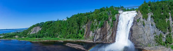 Krásné Montmorencské vodopády s duhou a modrou oblohou. Pohled na kanadský pád poblíž Quebecu City, Kanada v Severní Americe. — Stock fotografie