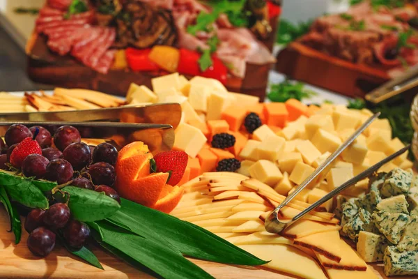 Peynir tabağı ve karışık meyve catering tablo olarak hangi vesileyle uygun yapılır. Mevsim meyveleri ile peynir farklı çeşitleri