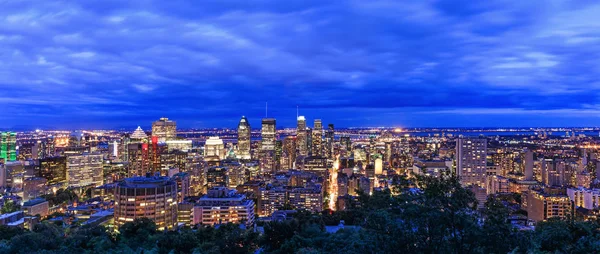 Mavi gökyüzü ile gündoğumu veya günbatımı saatinde Montreal görünümü. Kanada şehrinin panoramik silueti. Montreal şehir binaları üzerinde güzel gece bulutları.