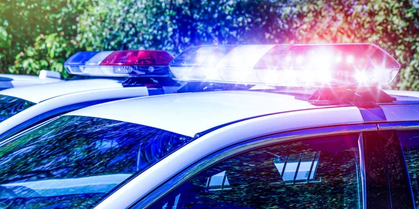 Araba şehir yolda trafik gözetleme sırasında polis ışıkları. Acil durum hizmetleri araç flaş ışığı. Devriye arabaları kırmızı ve mavi yanıp söner birlik uzmanlaşmıştır. Medya projeleri için en iyi kavramsal resim.