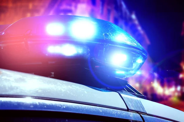 Flasher de luz azul e vermelha de um carro da polícia de patrulha à noite. Departamento de força policial em plena atividade com luzes acesas. Patrulhamento noturno da cidade com flashers de emergência. Sirenes de segurança no veículo da polícia canadense . — Fotografia de Stock