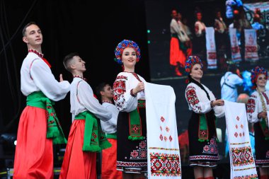 Amerika Birleşik Devletleri ve Kanada 'dan gelen güzel Ukraynalı dans grupları Montreal Ukrayna Festivali' nde sahne alıyorlar. Geleneksel kostümlü genç dansçılar Ukrayna ulusal bayramında sahnede dans ediyorlar..