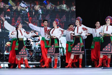 Amerika Birleşik Devletleri ve Kanada 'dan gelen güzel Ukraynalı dans grupları Montreal Ukrayna Festivali' nde sahne alıyorlar. Geleneksel kostümlü genç dansçılar Ukrayna ulusal bayramında sahnede dans ediyorlar..