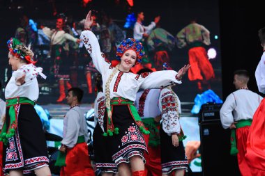 Amerika Birleşik Devletleri ve Kanada 'dan gelen güzel Ukraynalı dans grupları Montreal Ukrayna Festivali' nde sahne alıyorlar. Geleneksel kostümlü genç dansçılar Ukrayna ulusal bayramında sahnede dans ediyorlar..
