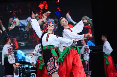 Amerika Birleşik Devletleri ve Kanada 'dan gelen güzel Ukraynalı dans grupları Montreal Ukrayna Festivali' nde sahne alıyorlar. Geleneksel kostümlü genç dansçılar Ukrayna ulusal bayramında sahnede dans ediyorlar..