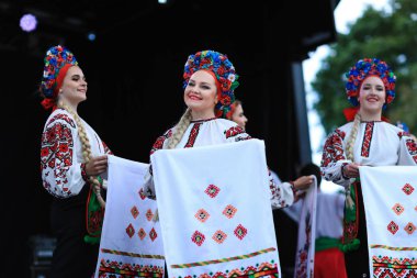 Amerika Birleşik Devletleri ve Kanada 'dan gelen güzel Ukraynalı dans grupları Montreal Ukrayna Festivali' nde sahne alıyorlar. Geleneksel kostümlü genç dansçılar Ukrayna ulusal bayramında sahnede dans ediyorlar..