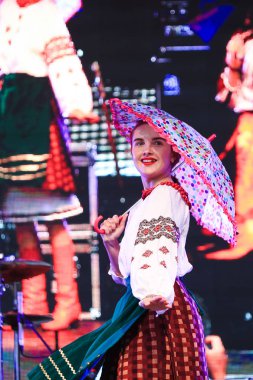Montreal Ukrayna Festivali 'ne Ukrayna' nın ulusal kostümlü gençleri katılıyor. Montreal 'de Ukrayna ve Kanada' dan gelen dansçı grupları ulusal folklordan esinlenerek geleneksel danslar sergiliyorlar..