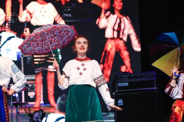 Montreal Ukrayna Festivali 'ne Ukrayna' nın ulusal kostümlü gençleri katılıyor. Montreal 'de Ukrayna ve Kanada' dan gelen dansçı grupları ulusal folklordan esinlenerek geleneksel danslar sergiliyorlar..