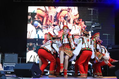 Montreal Ukrayna Festivali 'ne Ukrayna' nın ulusal kostümlü gençleri katılıyor. Montreal 'de Ukrayna ve Kanada' dan gelen dansçı grupları ulusal folklordan esinlenerek geleneksel danslar sergiliyorlar..