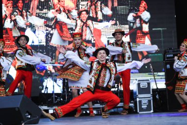 Montreal Ukrayna Festivali 'ne Ukrayna' nın ulusal kostümlü gençleri katılıyor. Montreal 'de Ukrayna ve Kanada' dan gelen dansçı grupları ulusal folklordan esinlenerek geleneksel danslar sergiliyorlar..