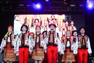 Montreal Ukrayna Festivali 'ne Ukrayna' nın ulusal kostümlü gençleri katılıyor. Montreal 'de Ukrayna ve Kanada' dan gelen dansçı grupları ulusal folklordan esinlenerek geleneksel danslar sergiliyorlar..