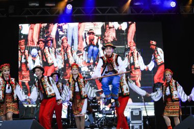 Montreal Ukrayna Festivali 'ne Ukrayna' nın ulusal kostümlü gençleri katılıyor. Montreal 'de Ukrayna ve Kanada' dan gelen dansçı grupları ulusal folklordan esinlenerek geleneksel danslar sergiliyorlar..