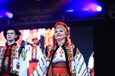 Montreal Ukrayna Festivali 'ne Ukrayna' nın ulusal kostümlü gençleri katılıyor. Montreal 'de Ukrayna ve Kanada' dan gelen dansçı grupları ulusal folklordan esinlenerek geleneksel danslar sergiliyorlar..