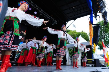 Montreal Ukrayna Festivali 'ne Ukrayna' nın ulusal kostümlü gençleri katılıyor. Montreal 'de Ukrayna ve Kanada' dan gelen dansçı grupları ulusal folklordan esinlenerek geleneksel danslar sergiliyorlar..