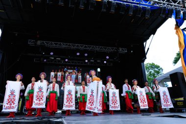 Montreal Ukrayna Festivali 'ne Ukrayna' nın ulusal kostümlü gençleri katılıyor. Montreal 'de Ukrayna ve Kanada' dan gelen dansçı grupları ulusal folklordan esinlenerek geleneksel danslar sergiliyorlar..