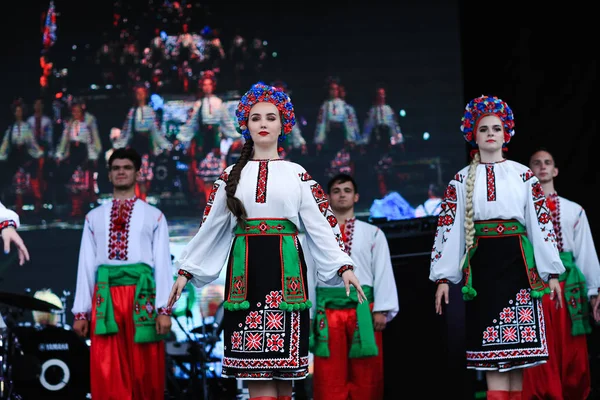 Hermosos grupos de danza ucraniana de Estados Unidos y Canadá actúan en el Festival de Montreal Ucrania. Jóvenes bailarines en trajes tradicionales bailando en el escenario durante la fiesta nacional ucraniana . — Foto de Stock