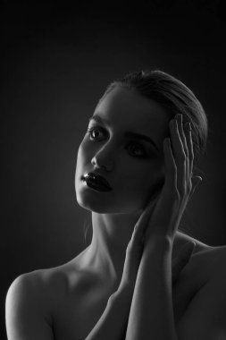 Karanlığın içinde karanlık dudaklı kadın portre