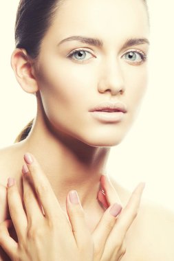 Beyaz arka plan üzerinde doğal makyaj ile genç kadın portresi