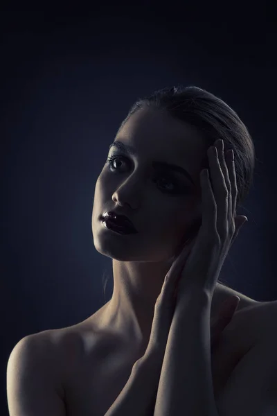 Retrato Mulher Com Lábios Escuros Escuridão — Fotografia de Stock