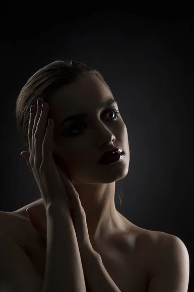 Женский Портрет Темными Губами Темноте — стоковое фото