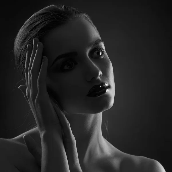 Ritratto Donna Con Labbra Scure Nel Buio — Foto Stock