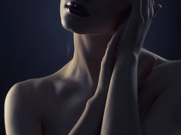 在黑暗中被裁剪的妇女肖像与黑暗的嘴唇 — 图库照片