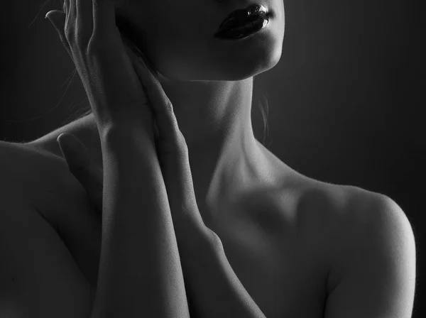 Retrato Mujer Recortada Con Labios Oscuros Oscuridad —  Fotos de Stock