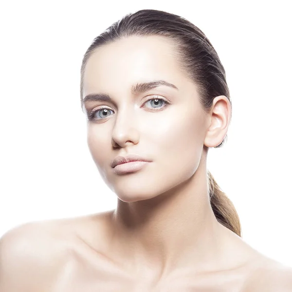 Retrato Mujer Joven Con Maquillaje Natural Sobre Fondo Blanco — Foto de Stock