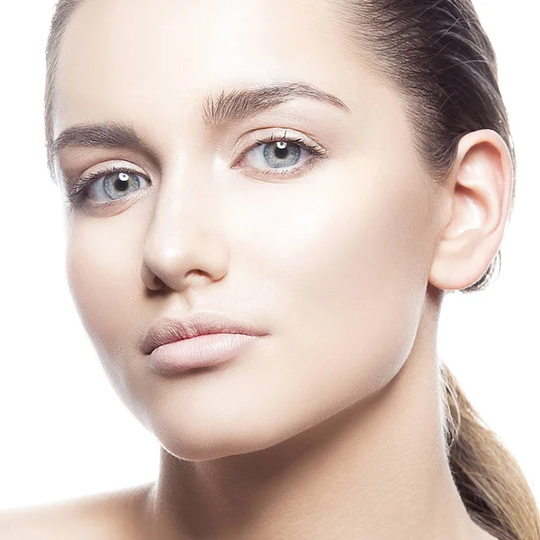 Retrato Mujer Joven Con Maquillaje Natural Sobre Fondo Blanco — Foto de Stock