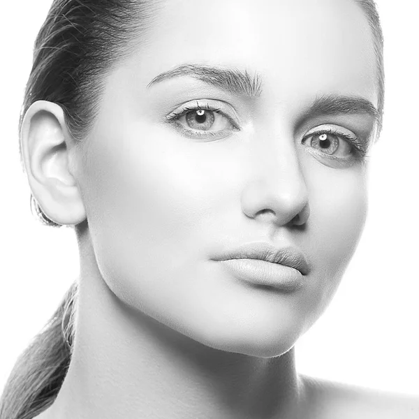 Retrato Mujer Joven Con Maquillaje Natural Sobre Fondo Blanco —  Fotos de Stock