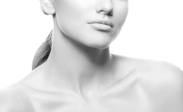 Retrato Recortado Mujer Joven Con Maquillaje Natural Sobre Fondo Blanco —  Fotos de Stock