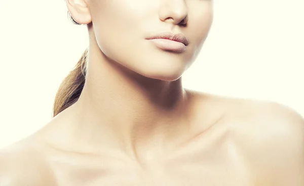 Retrato Recortado Mujer Joven Con Maquillaje Natural Sobre Fondo Blanco —  Fotos de Stock