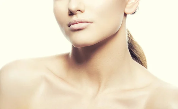 Retrato Recortado Mujer Joven Con Maquillaje Natural Sobre Fondo Blanco —  Fotos de Stock