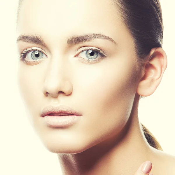 Retrato Mujer Joven Con Maquillaje Natural Sobre Fondo Blanco — Foto de Stock