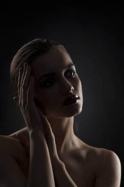 Karanlığın içinde karanlık dudaklı kadın portre