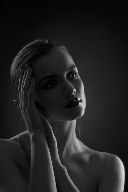 Karanlığın içinde karanlık dudaklı kadın portre