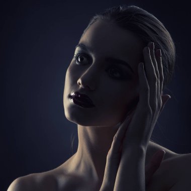 Karanlığın içinde karanlık dudaklı kadın portre