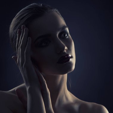 Karanlığın içinde karanlık dudaklı kadın portre