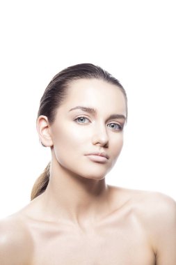 Beyaz arka plan üzerinde doğal makyaj ile genç kadın portresi