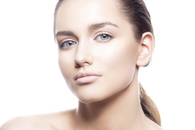 Beyaz arka plan üzerinde doğal makyaj ile genç kadın portresi