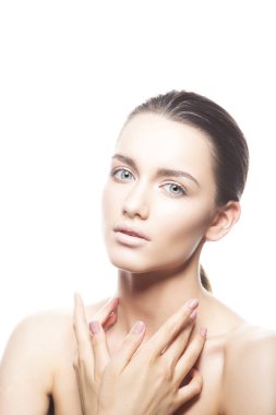 Beyaz arka plan üzerinde doğal makyaj ile genç kadın portresi