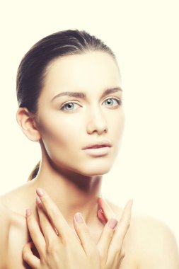 Beyaz arka plan üzerinde doğal makyaj ile genç kadın portresi