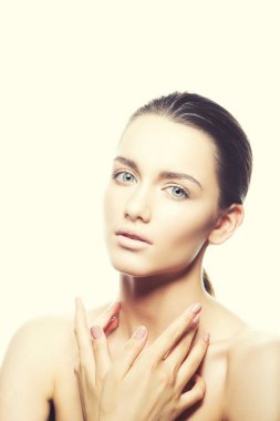 Beyaz arka plan üzerinde doğal makyaj ile genç kadın portresi