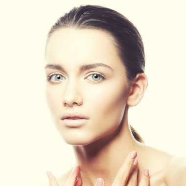Beyaz arka plan üzerinde doğal makyaj ile genç kadın portresi